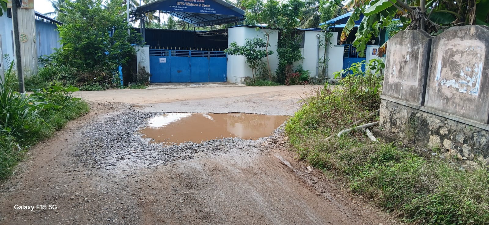 சேதமடைந்த சாலை சேதமடைந்த சாலை