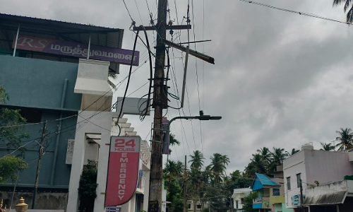 ஆபத்தான மின்கம்பம் ஆபத்தான மின்கம்பம்