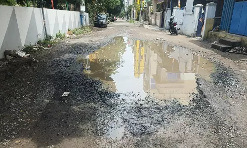 குண்டும் குழியுமான சாலை