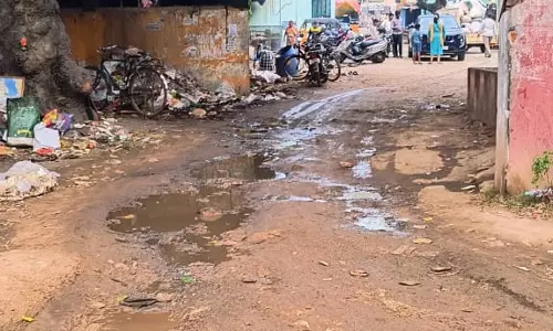 சாலையில் ஓடும் கழிவுநீர்