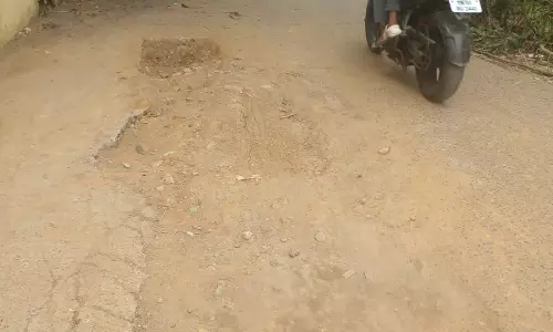 குண்டும் குழியுமான சாலை