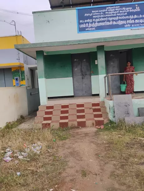 அங்கன்வாடி மையத்தில் மதுஅருந்தும் மர்மநபர்கள் அங்கன்வாடி மையத்தில் மதுஅருந்தும் மர்மநபர்கள்