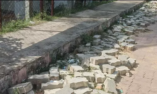 பேவர் பிளாக் கற்களை முறையாக அமைப்பார்களா?