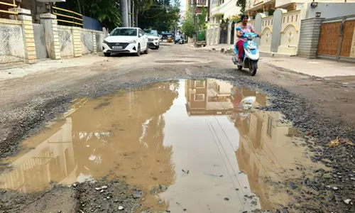 குண்டும் குழியுமான சாலை