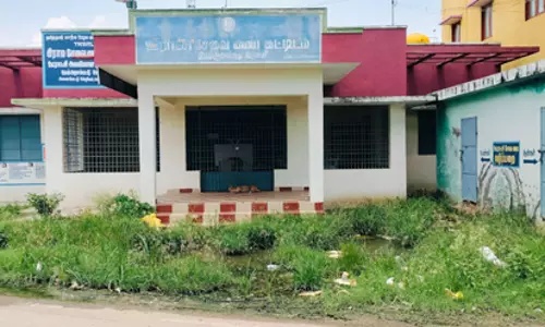 கட்டிடம் முன்பு கழிவுநீர் தேங்கும் அவலம்