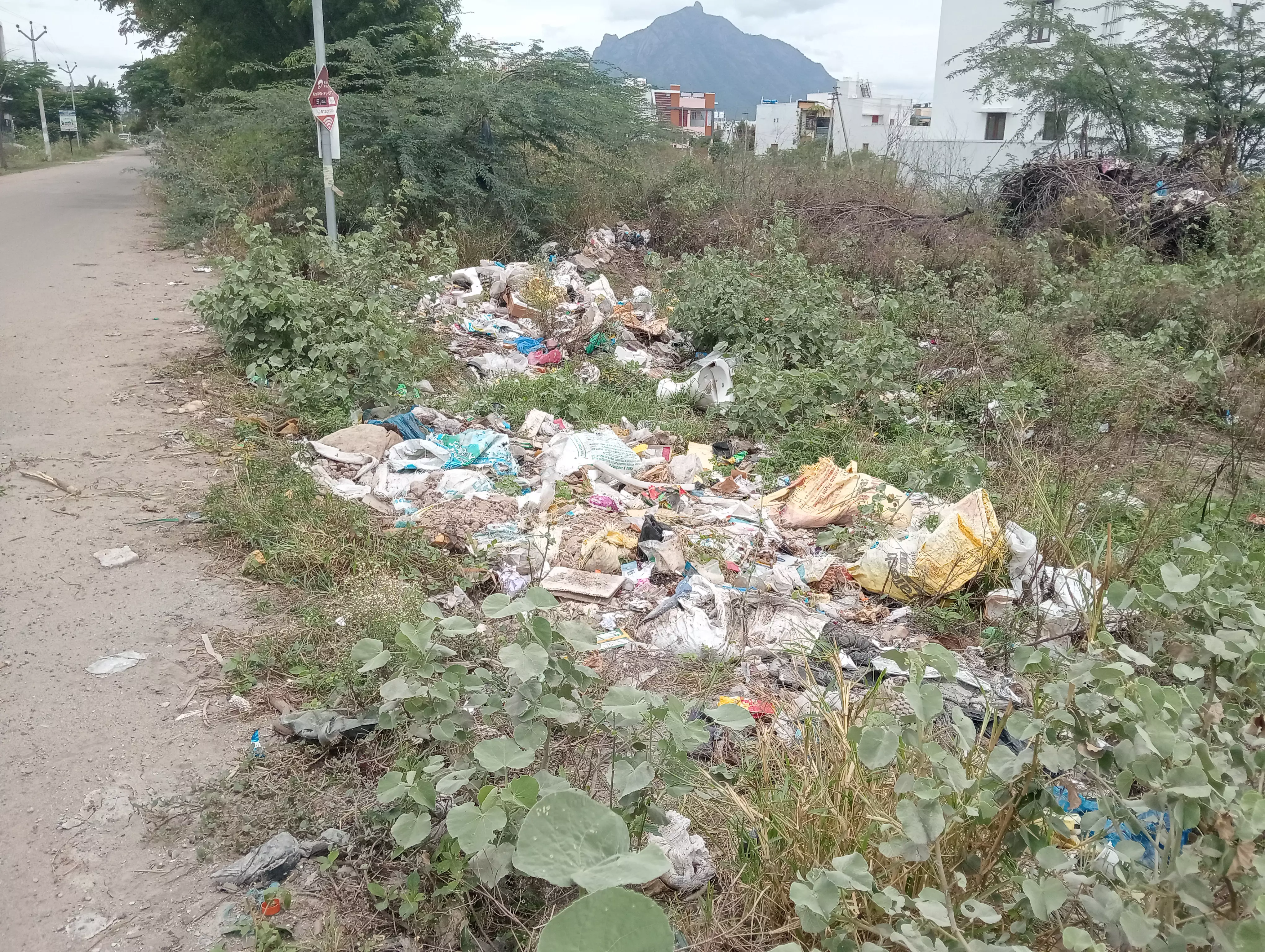 குவிந்து கிடக்கும் குப்ைபகள் குவிந்து கிடக்கும் குப்ைபகள்