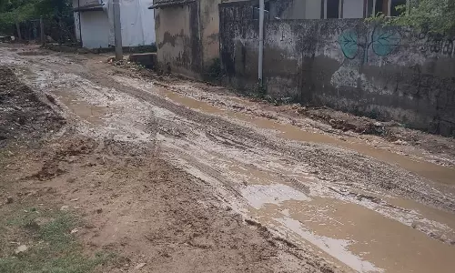 சகதியாக மாறிய சாலை