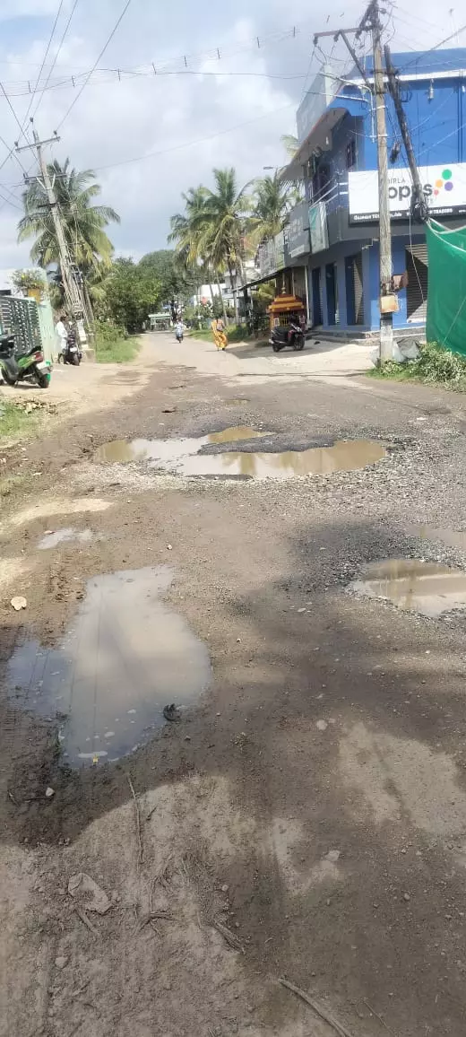சேதமடைந்த சாலை சேதமடைந்த சாலை