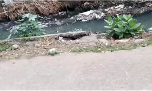 சாலையோரம் ஆபத்தான பள்ளம்