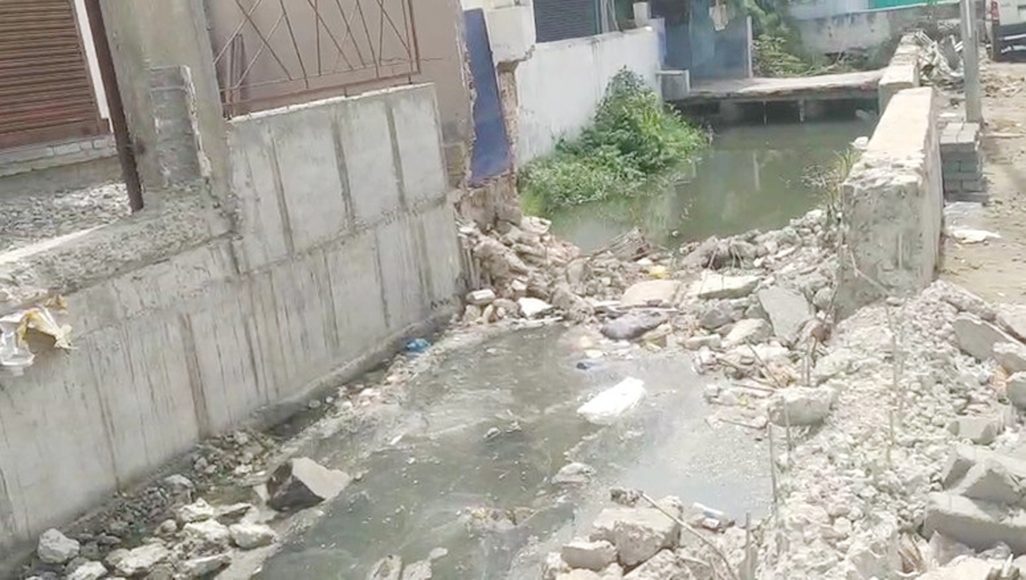 கால்வாயில் அடைப்பு