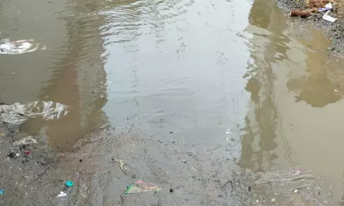 சாலையில் தேங்கும் மழைநீர்