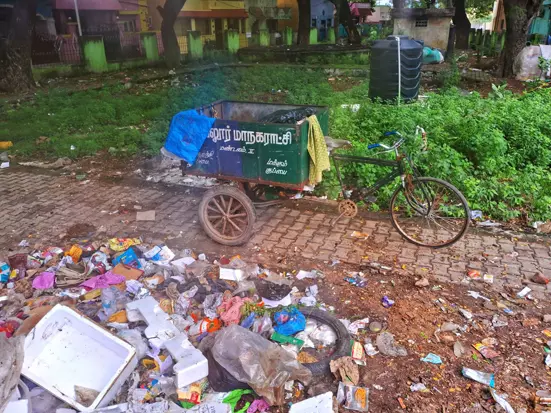 பூங்காவில் குவியும் குப்பைகள் பூங்காவில் குவியும் குப்பைகள்