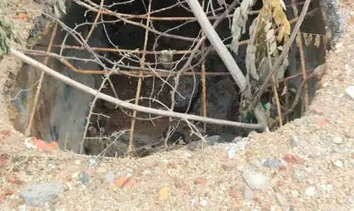 சாலையின் நடுவே பள்ளம்