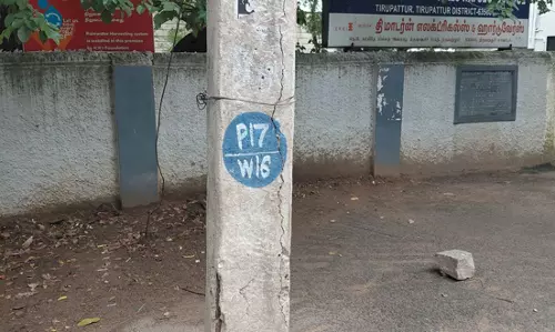சேதமடைந்த மின்கம்பம்