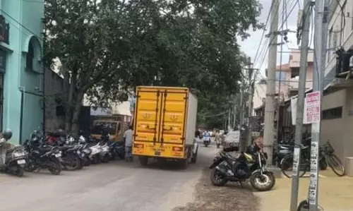 சாலையை ஆக்கிரமித்து நிறுத்தப்படும் வாகனங்கள்