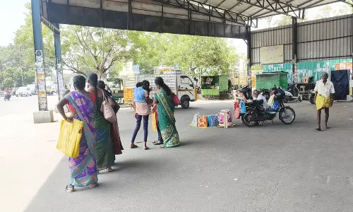 பஸ் நிறுத்தத்தில் இருக்கை வசதி இல்லாததால் பயணிகள் அவதி