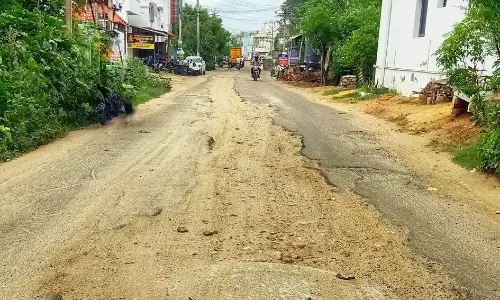 கரடு முரடான சாலையால் தடுமாறும் வாகன ஓட்டிகள் கரடு முரடான சாலையால் தடுமாறும் வாகன ஓட்டிகள்