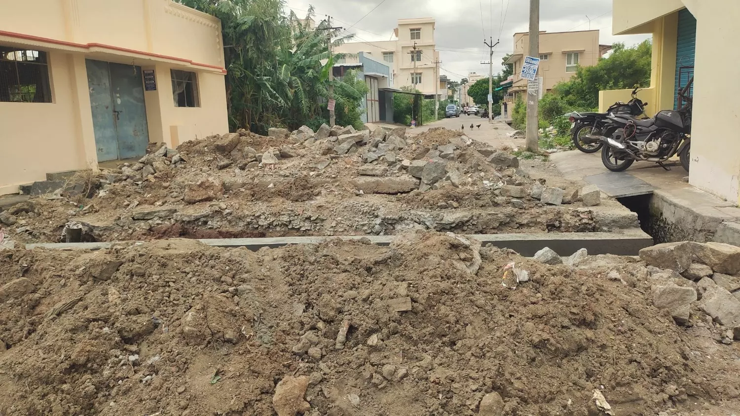 கிடப்பில் போடப்பட்ட பாலம் அமைக்கும் பணி கிடப்பில் போடப்பட்ட பாலம் அமைக்கும் பணி