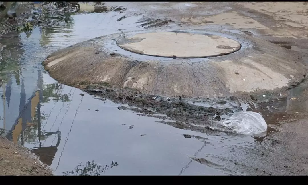 பாதாள சாக்கடை சரிசெய்யப்படுமா? பாதாள சாக்கடை சரிசெய்யப்படுமா?