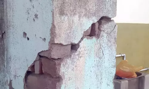 பள்ளிக்கட்டிட சுற்றுச்சுவர் சேதம் பள்ளிக்கட்டிட சுற்றுச்சுவர் சேதம்