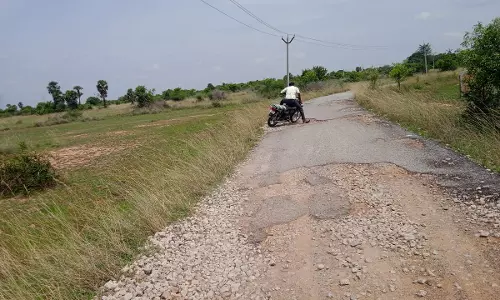 குண்டும் குழியுமான சாலை
