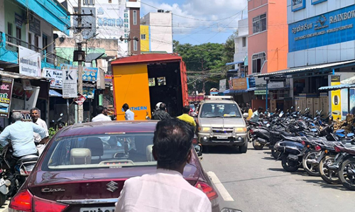 சாலையோரம் நிறுத்தப்படும் வாகனங்களால் இடையூறு