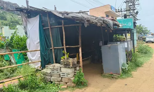 பெயர் பலகையை மறைத்த கடை