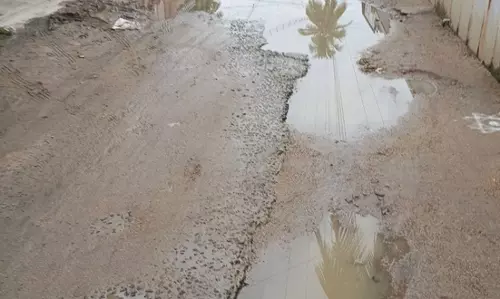 குண்டும் குழியுமான சாலை
