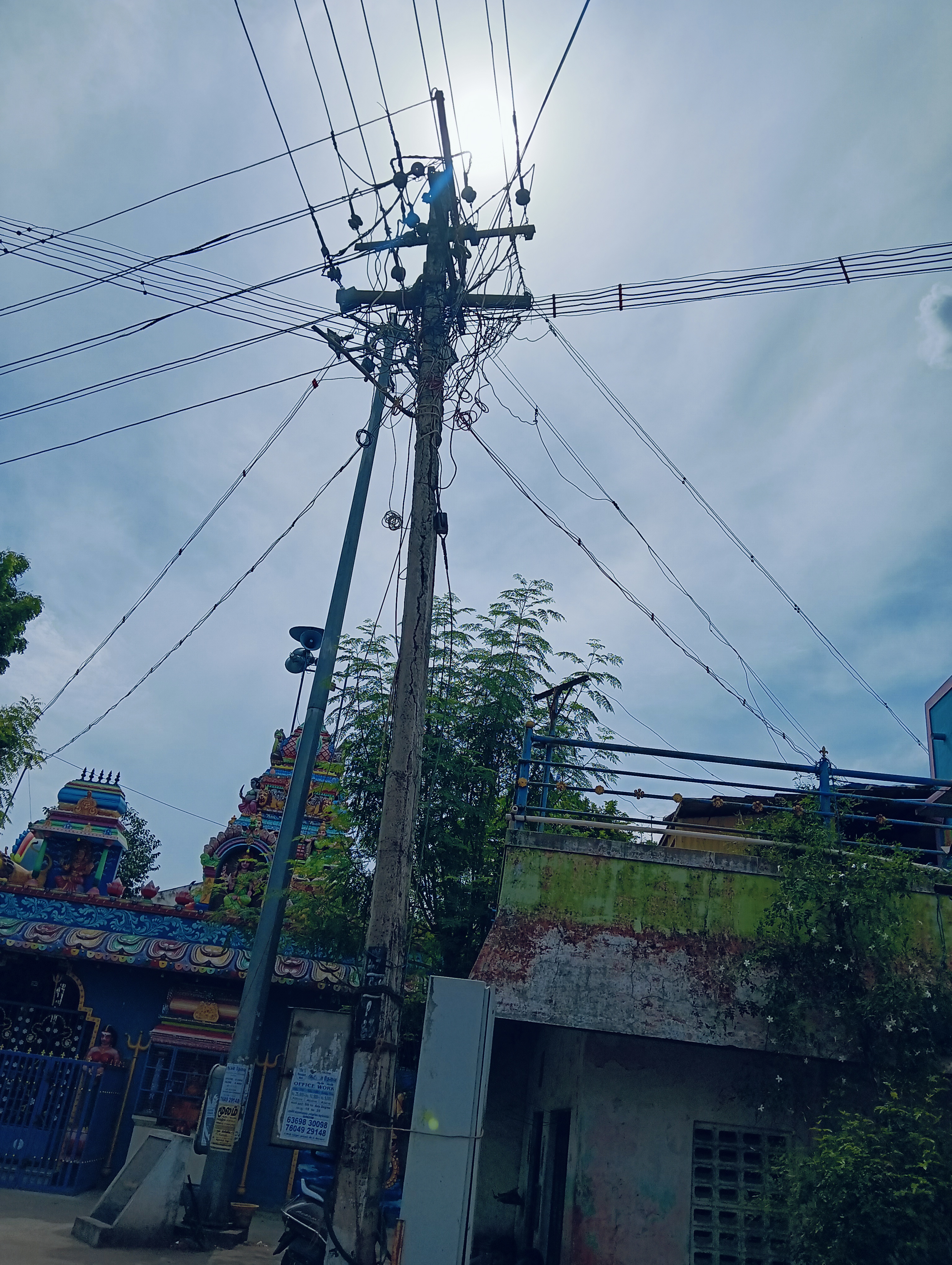 மின்கம்பம் சேதம் மின்கம்பம் சேதம்