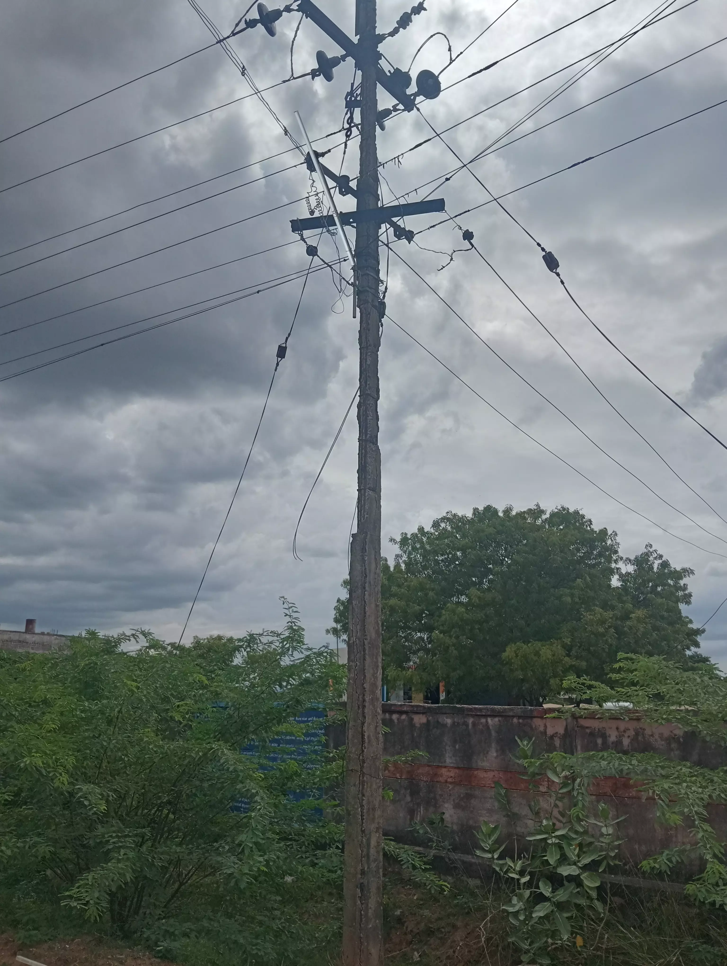 ஆபத்தான மின்கம்பம் ஆபத்தான மின்கம்பம்