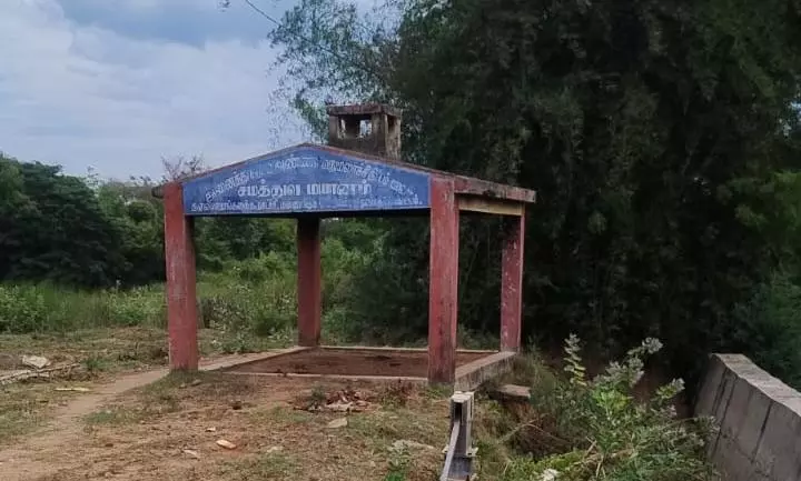 இடிந்து விழும் நிலையில் மயான கொட்டகை இடிந்து விழும் நிலையில் மயான கொட்டகை
