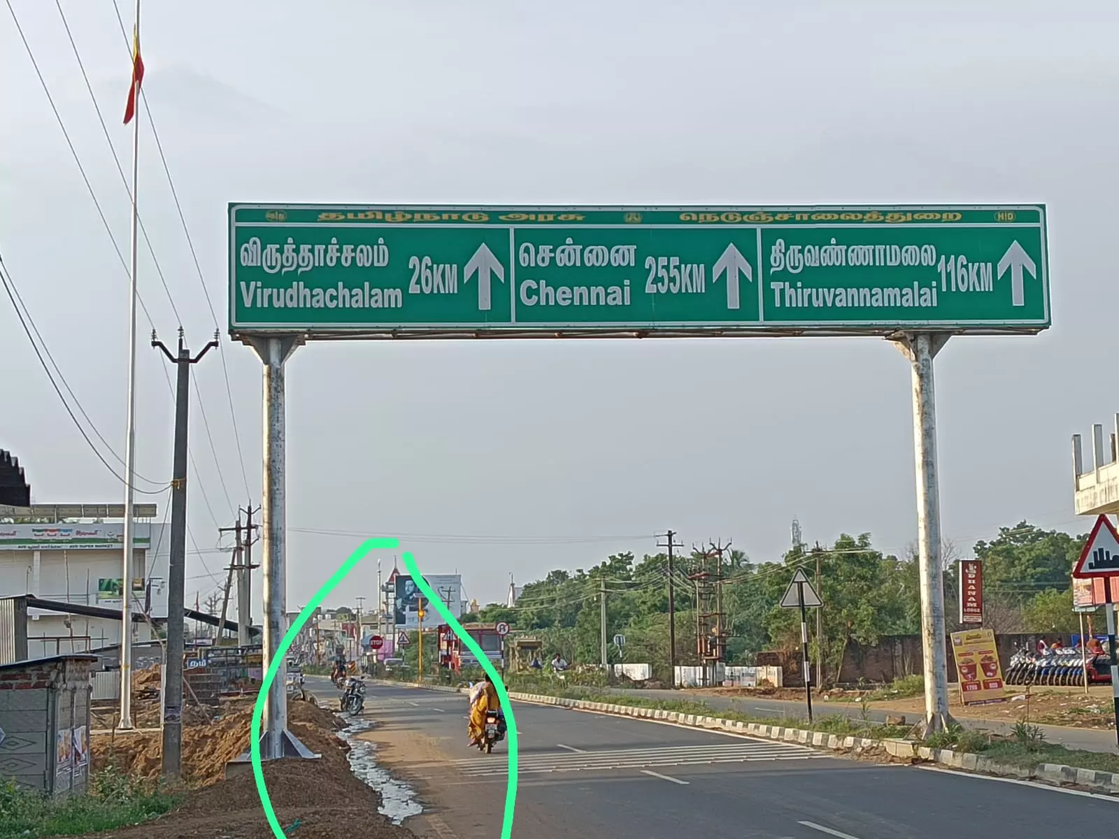 சாலையோரத்தில் செல்லும் கழிவுநீர் சாலையோரத்தில் செல்லும் கழிவுநீர்