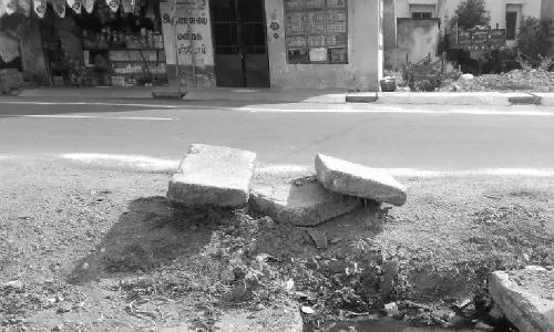 கழிவுநீர் வாய்க்காலை சீரமைக்க வேண்டும் கழிவுநீர் வாய்க்காலை சீரமைக்க வேண்டும்