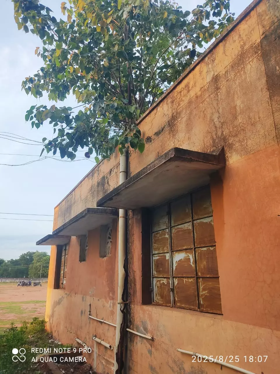 பழுதடைந்த ஆரம்ப சுகாதார நிலையம்