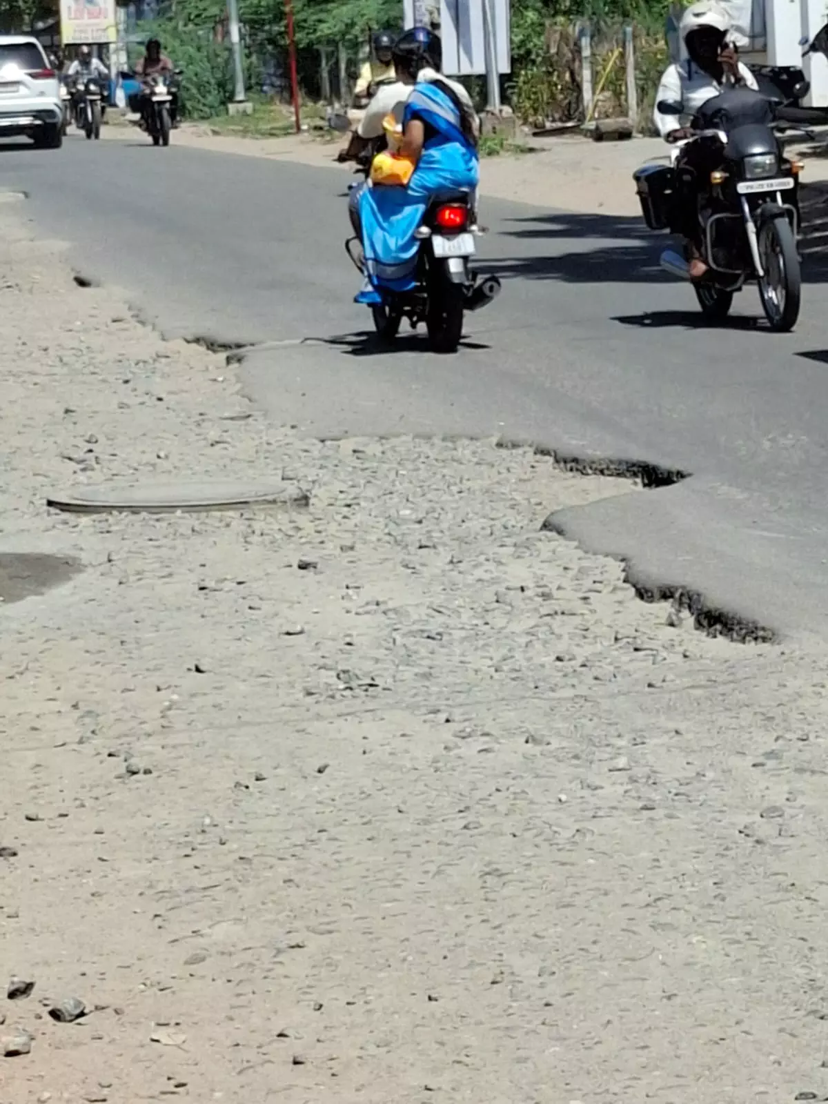 குண்டும் குழியுமான சாலை