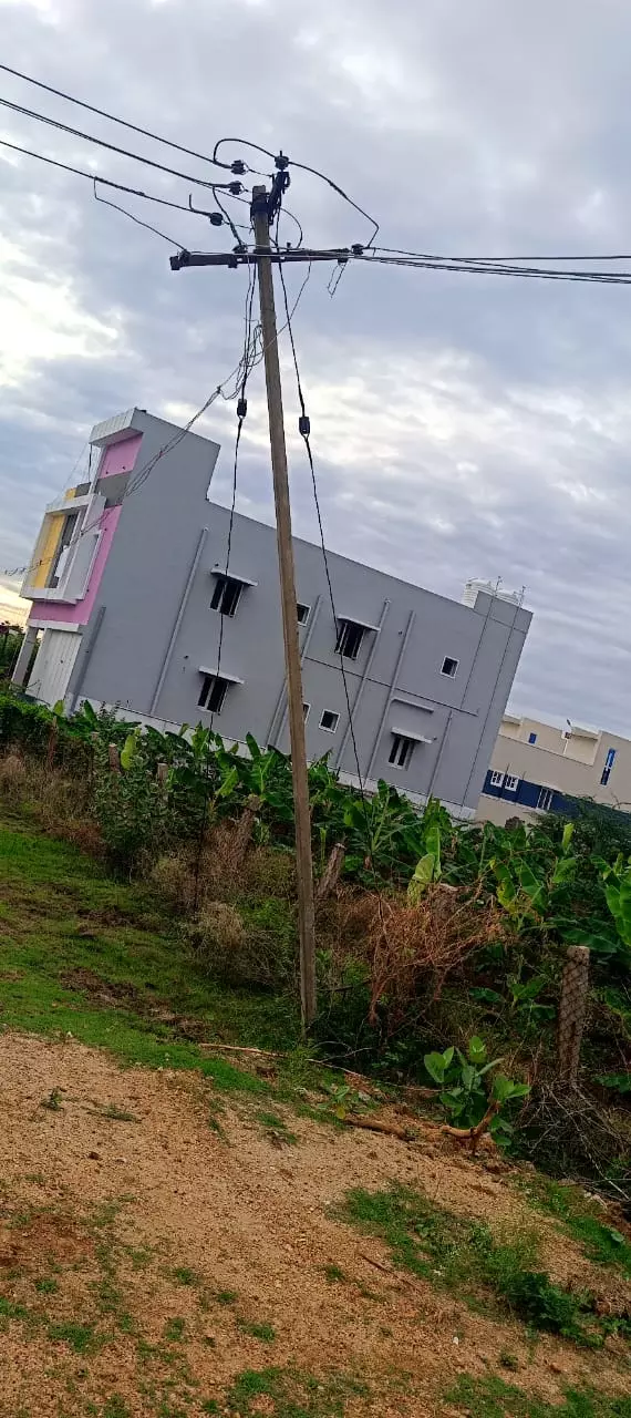 சாய்ந்து நிற்கும் மின்கம்பம் சாய்ந்து நிற்கும் மின்கம்பம்