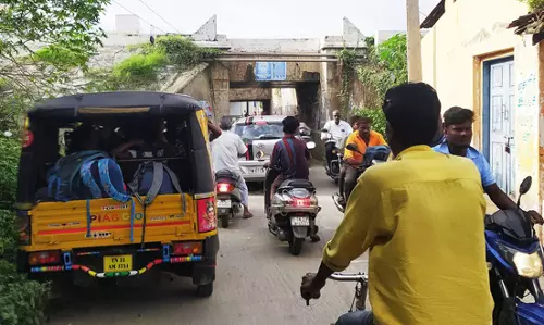 சுரங்கப்பாதையில் தேங்கும் மழைநீரால் அவதி சுரங்கப்பாதையில் தேங்கும் மழைநீரால் அவதி