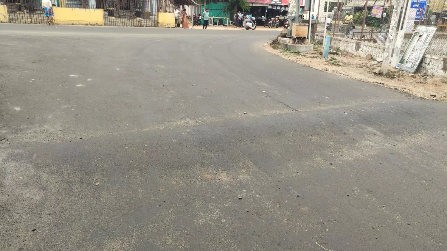 வெள்ளை வர்ணம் பூசப்படாத வேகத்தடை வெள்ளை வர்ணம் பூசப்படாத வேகத்தடை