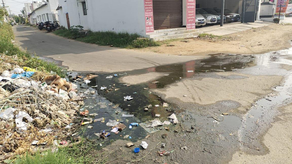 சாலையோரம் தேங்கி நிற்கும் செல்லும் கழிவுநீர் சாலையோரம் தேங்கி நிற்கும் செல்லும் கழிவுநீர்
