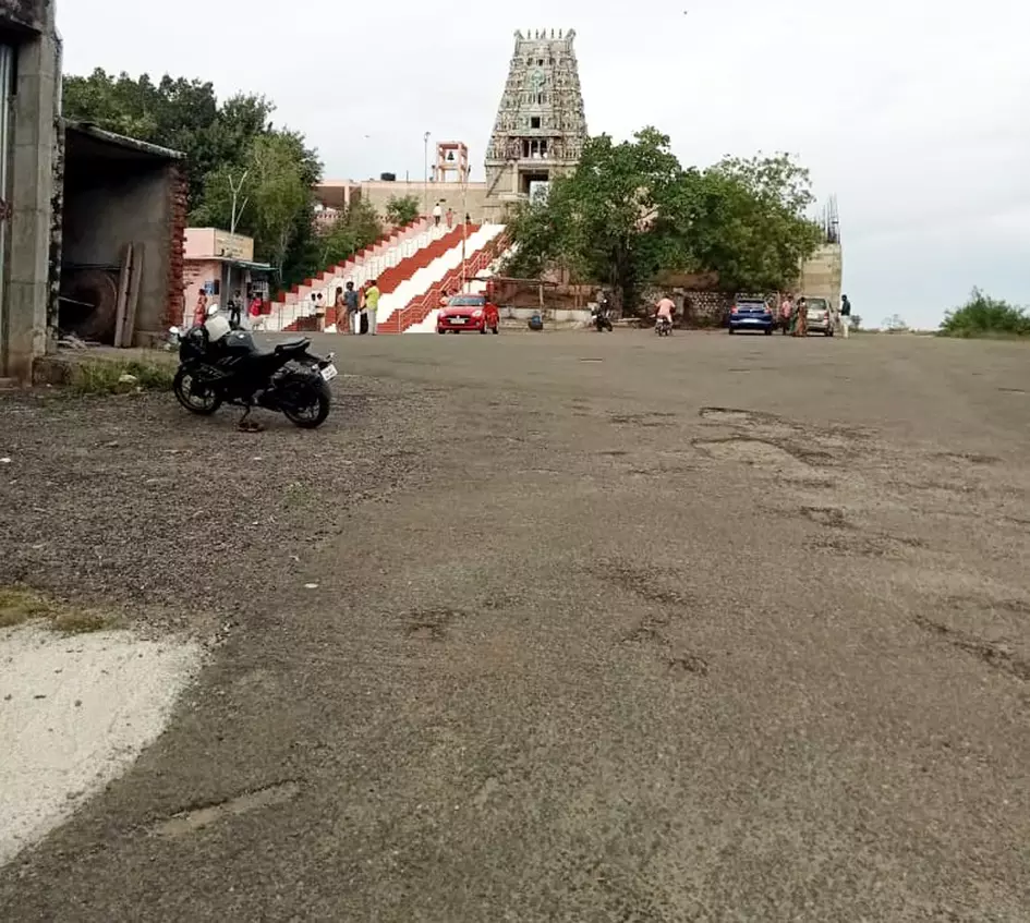 குண்டும் குழியுமான சாலை