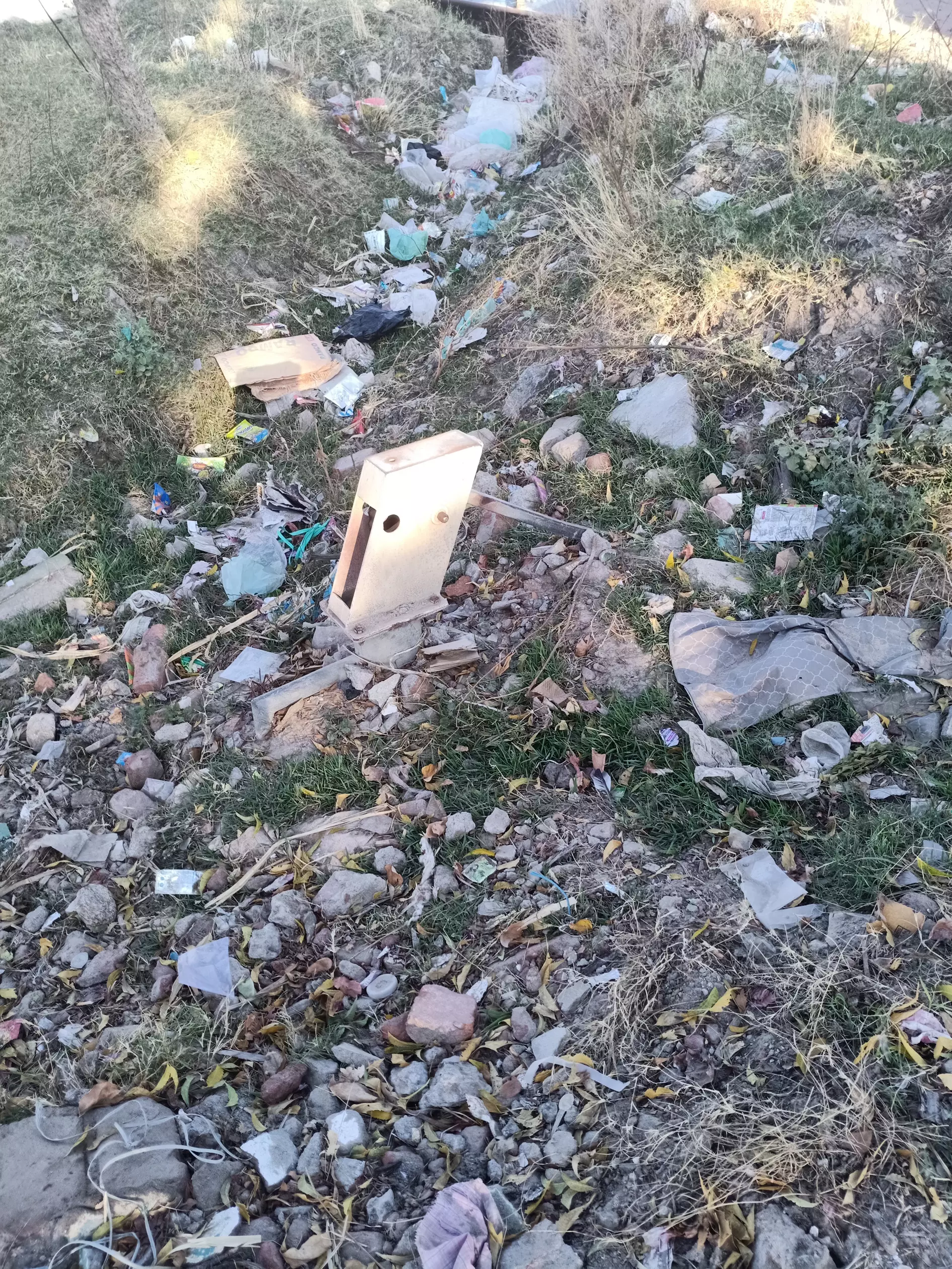 பழுதடைந்த அடிபம்பு பழுதடைந்த அடிபம்பு