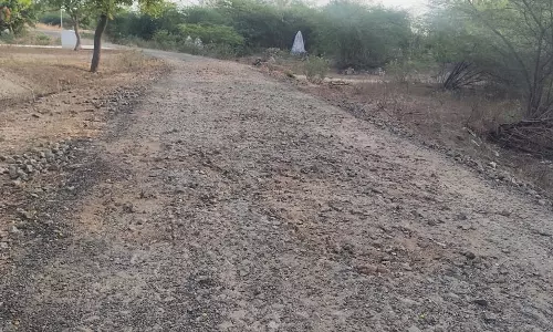 குண்டும், குழியுமான சாலை