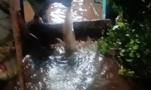 வீடுகளுக்குள் புகும் மழைநீர்
