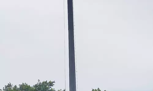 பழுதான உயர் கோபுர மின் விளக்கு