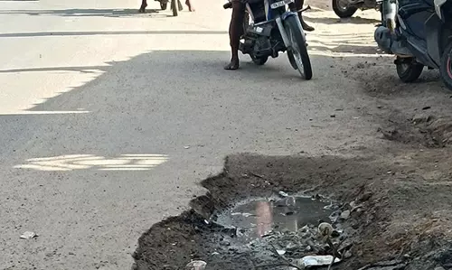சாலையில் பள்ளம்