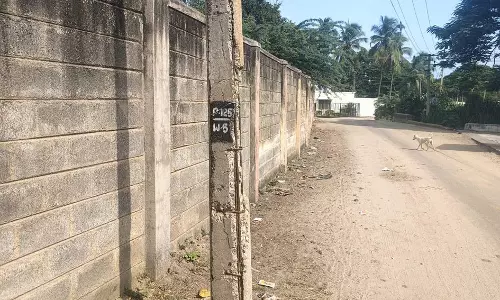 சேதம் அடைந்த மின்கம்பம்