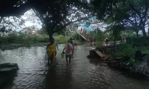 குளம்போல் தேங்கும் மழைநீர்