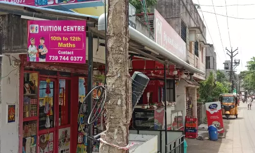 எலும்புக்கூடான மின்கம்பம் எலும்புக்கூடான மின்கம்பம்