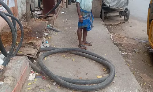 நடைப்பாதையில் கிடக்கும் வயர்களால் விபத்துகள் நடைப்பாதையில் கிடக்கும் வயர்களால் விபத்துகள்