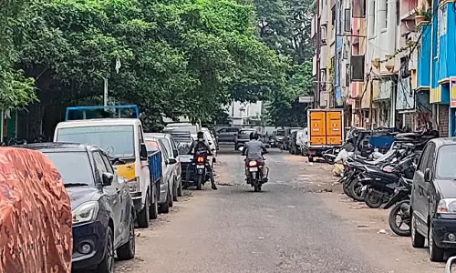 சாலையை ஆக்கிரமிக்கும் வாகனங்கள் சாலையை ஆக்கிரமிக்கும் வாகனங்கள்